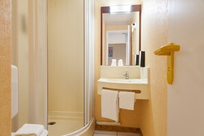 Dusche, kostenlose Toilettenartikel, Haartrockner, Handtücher