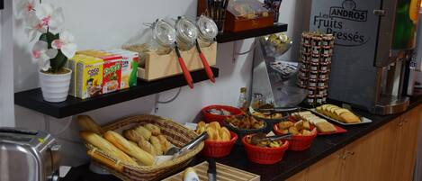Café da manhã com buffet todos os dias mediante uma taxa