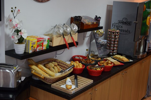 Daily buffet breakfast (EUR 7.95 per person) - Arras Hotel (Arras)