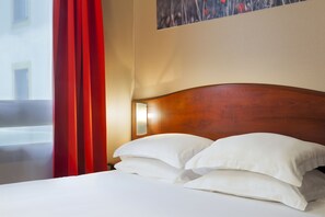 Premium bedding, desk, blackout curtains, iron/ironing board - Arras Hotel (Arras)