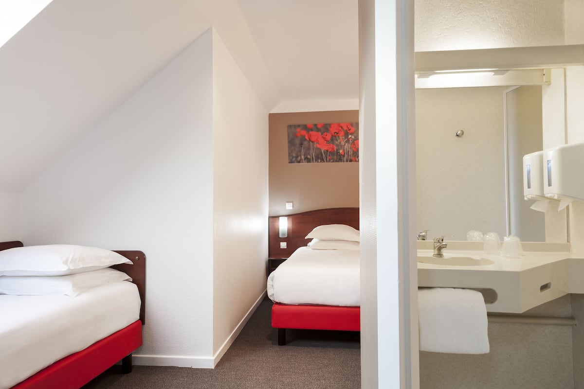 Premium bedding, desk, blackout curtains