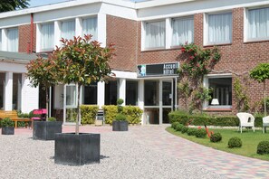 Property entrance - HOTEL AKENA CAMIERS LE TOUQUET (Camiers)