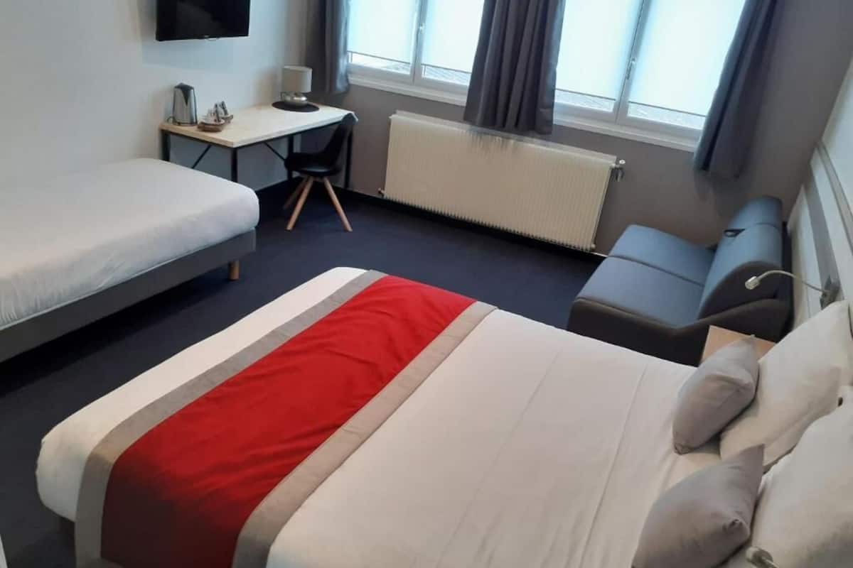 quintuple room | 1 bedroom, desk, free wifi, bed sheets