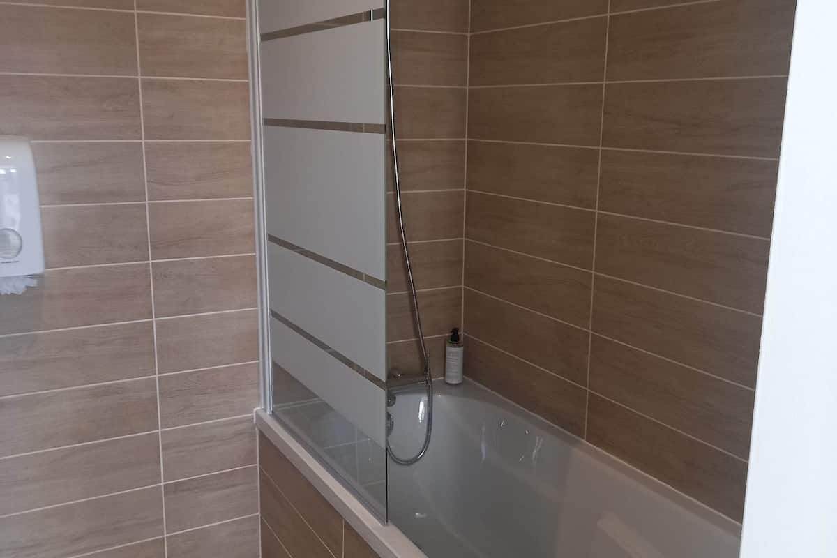 triple room (1 double and 1 single bed) | bathroom | free toiletries, hair dryer, towels