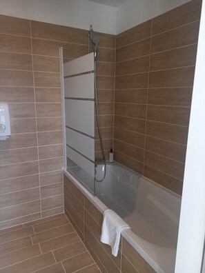 Triple Room (1 double and 1 single bed) | Bathroom | Free toiletries, hair dryer, towels - HOTEL AKENA CAMIERS LE TOUQUET (Camiers)