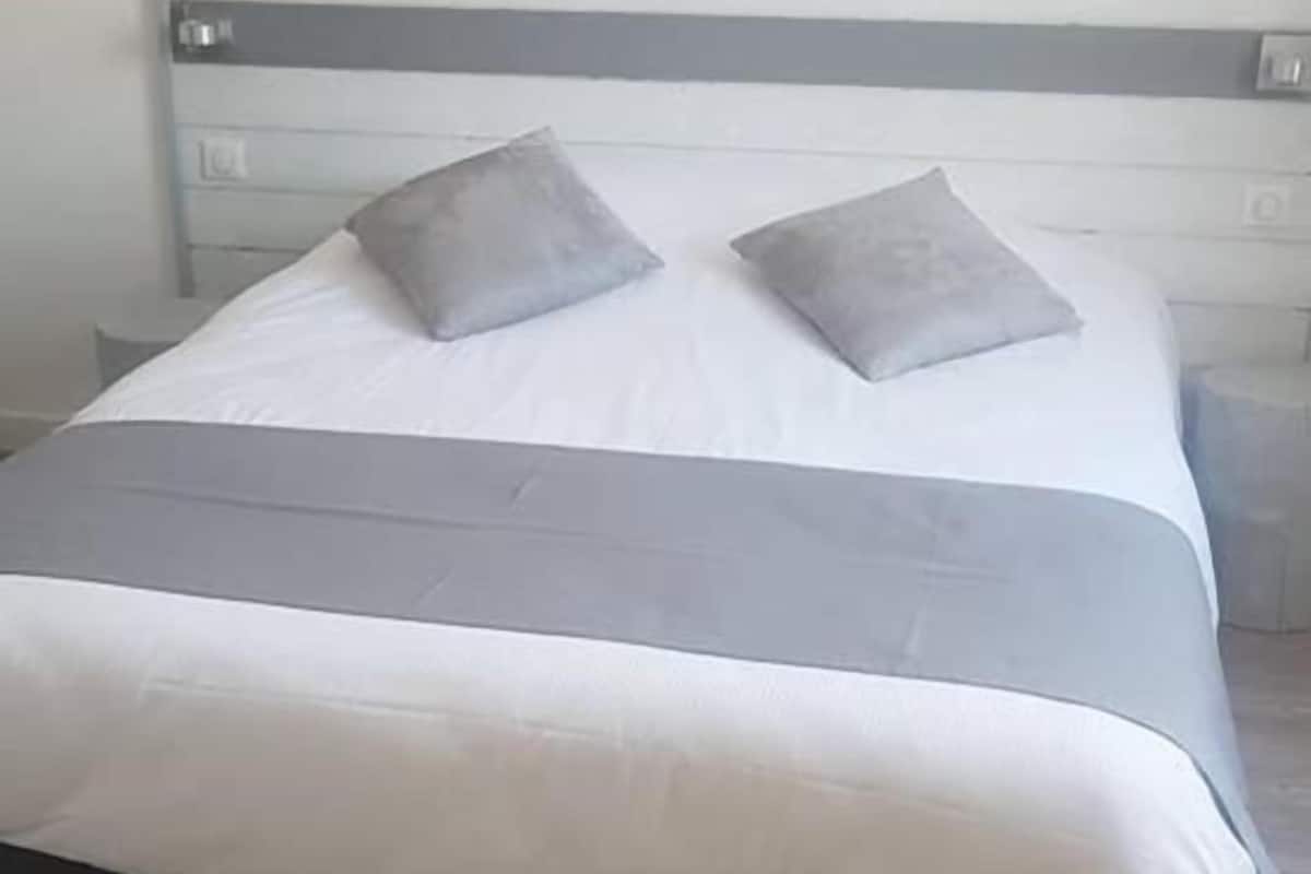 1 bedroom, desk, free wifi, bed sheets