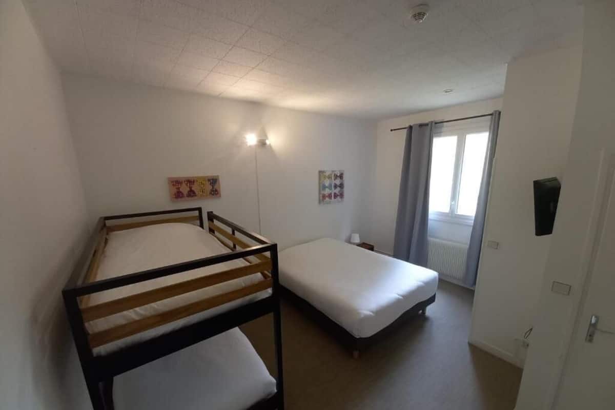 Quadruple Room | Desk, free WiFi, bed sheets
