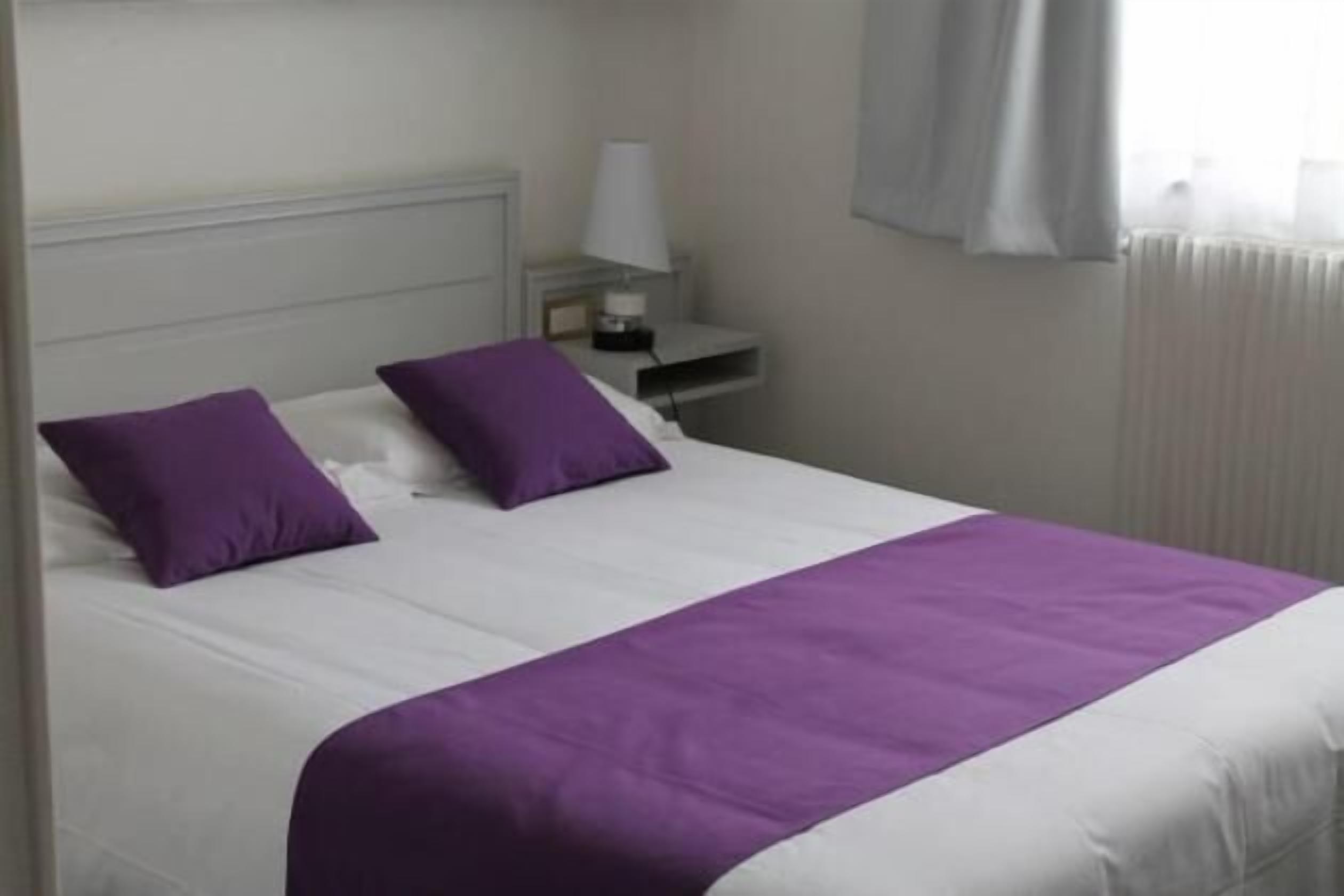 1 bedroom, desk, free wifi, bed sheets