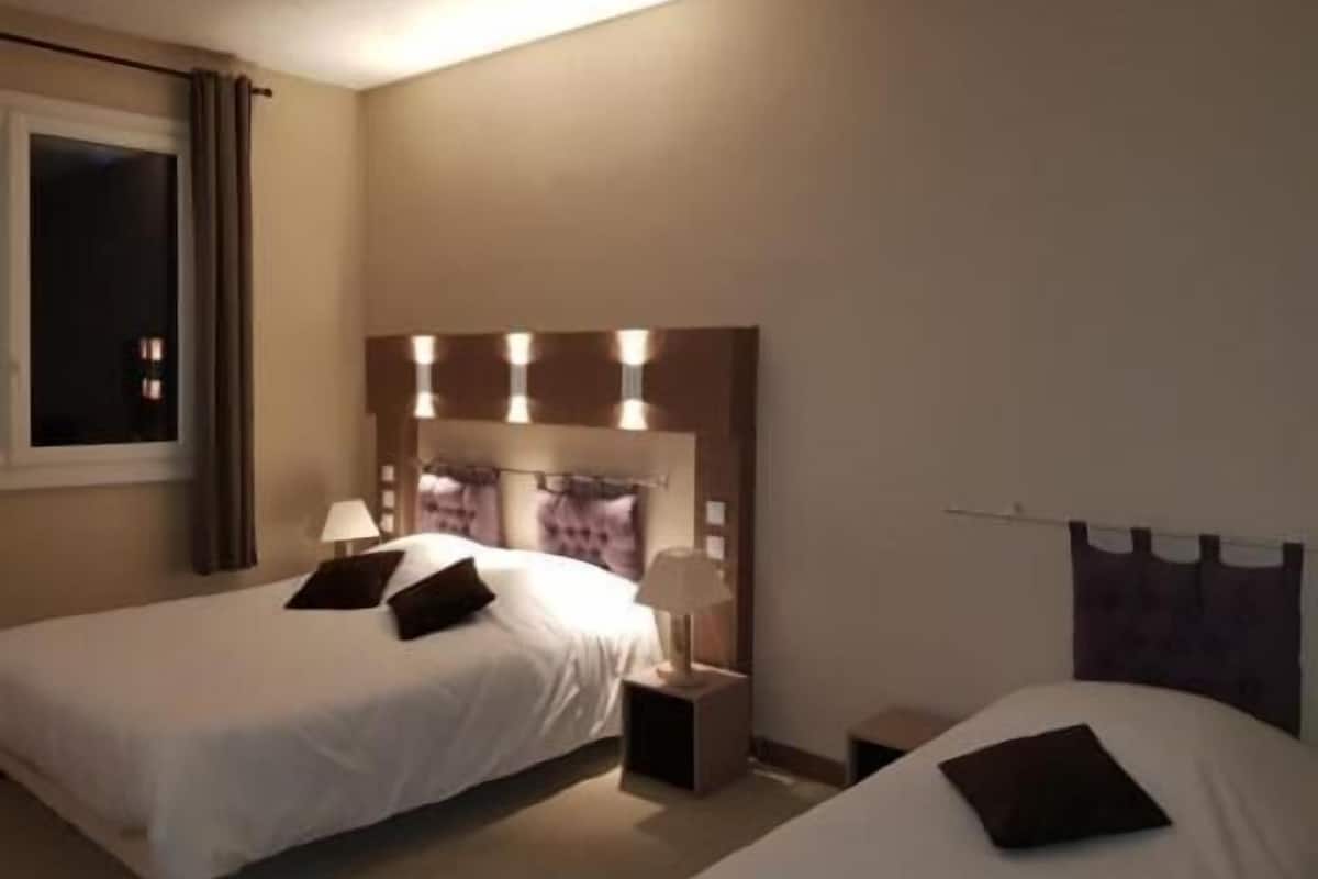 1 bedroom, desk, free wifi, bed sheets