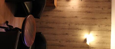 Un suelo de madera con una mesa y sillas de comedor.