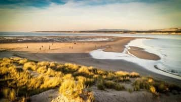 Una playa cerca, arena blanca