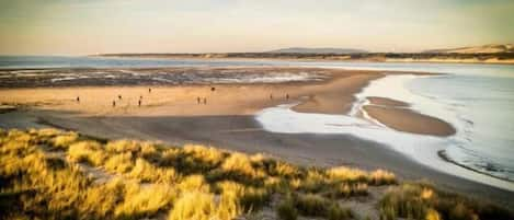 Nära stranden och vit sandstrand