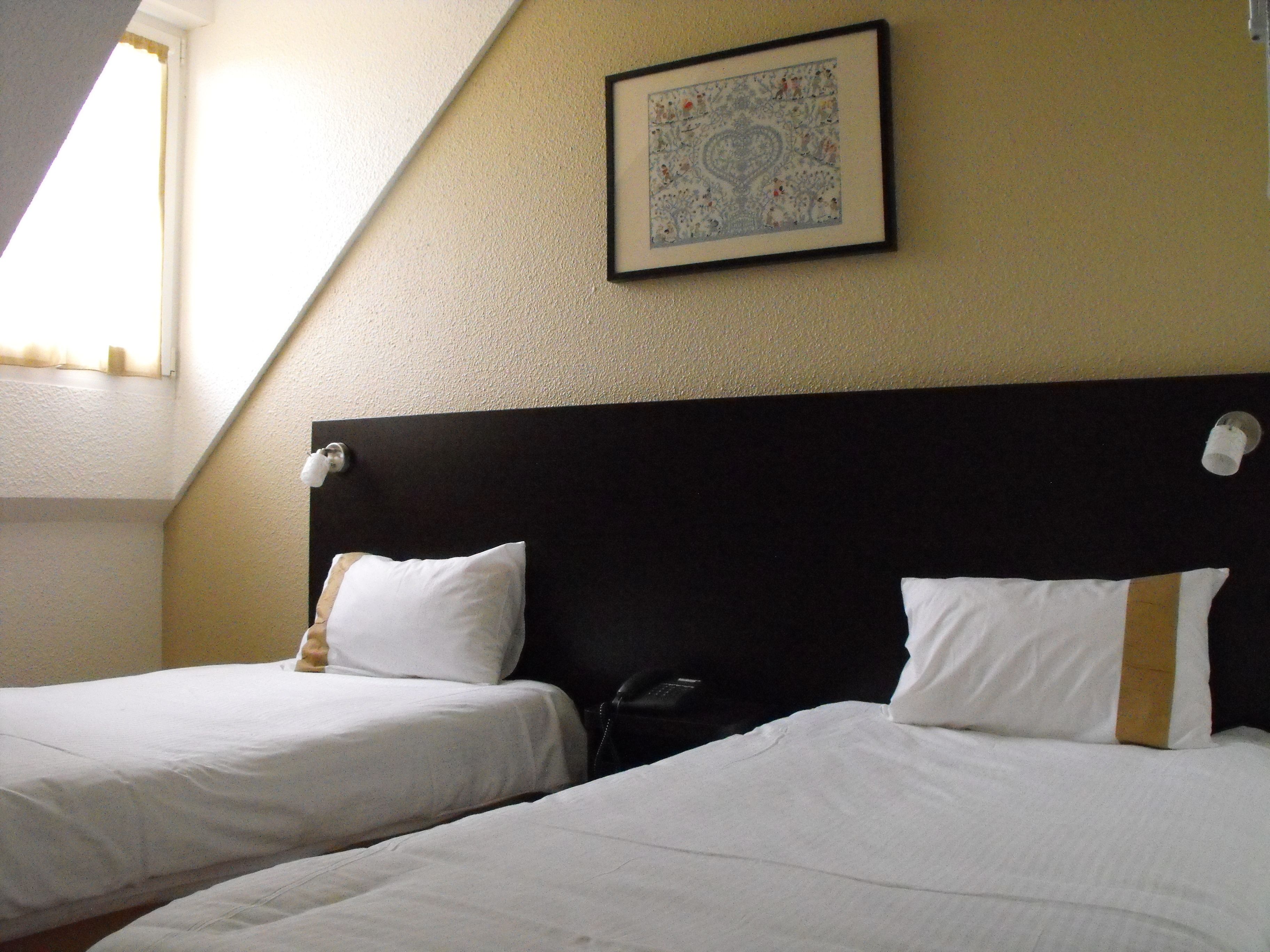 twin room | desk, blackout curtains, soundproofing, free wifi