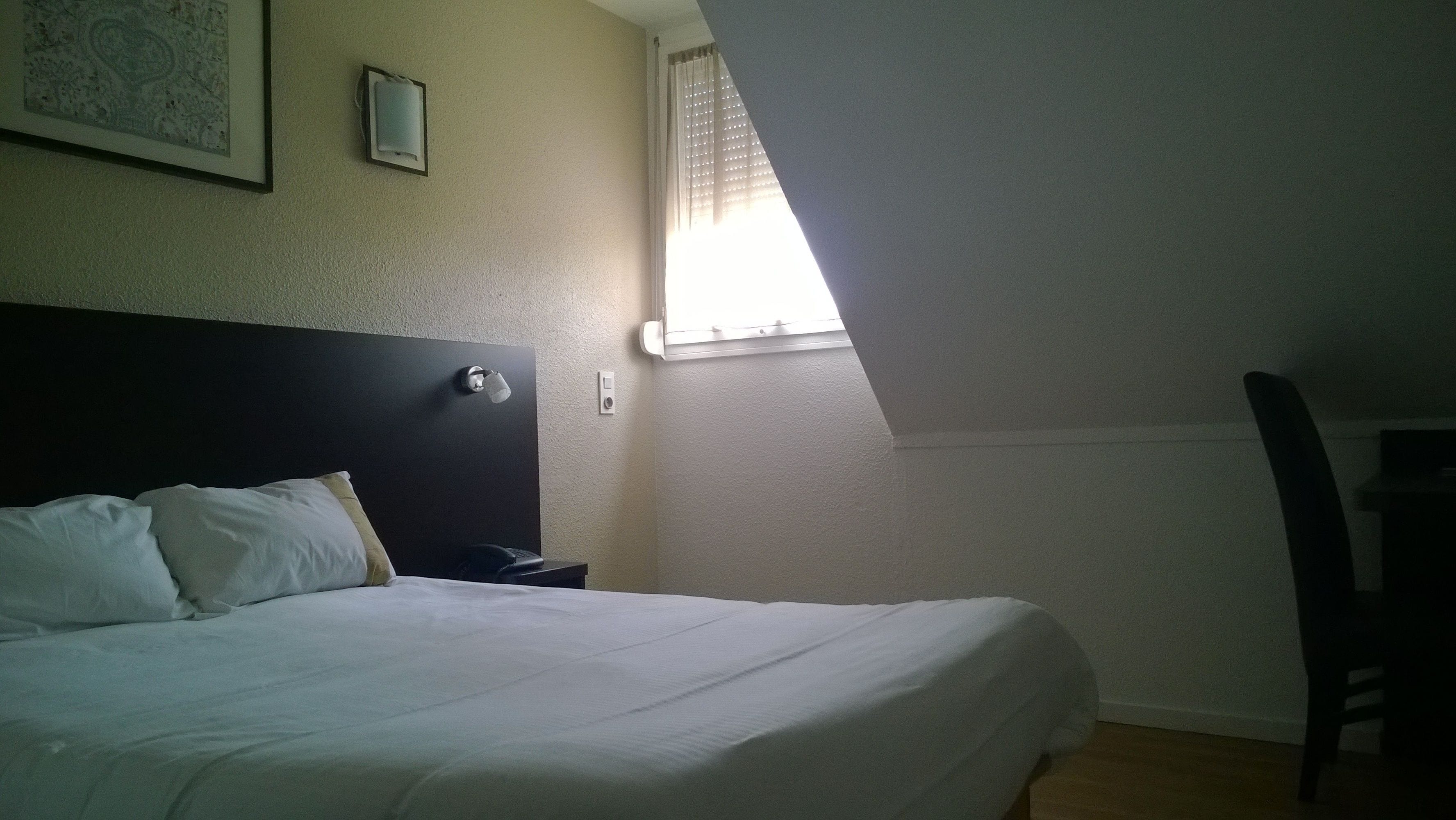 desk, blackout curtains, soundproofing, free wifi