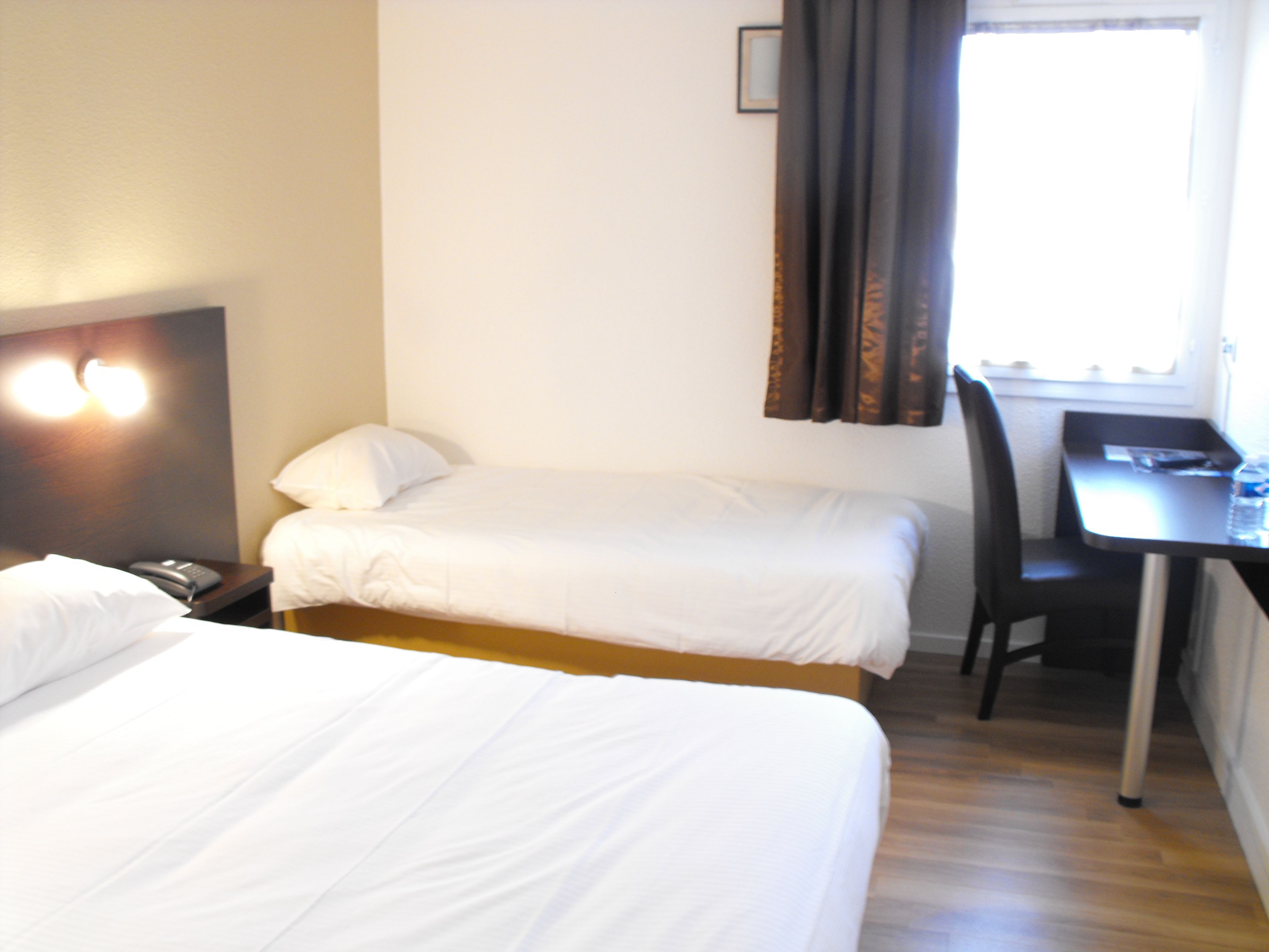 triple room | desk, blackout curtains, soundproofing, free wifi