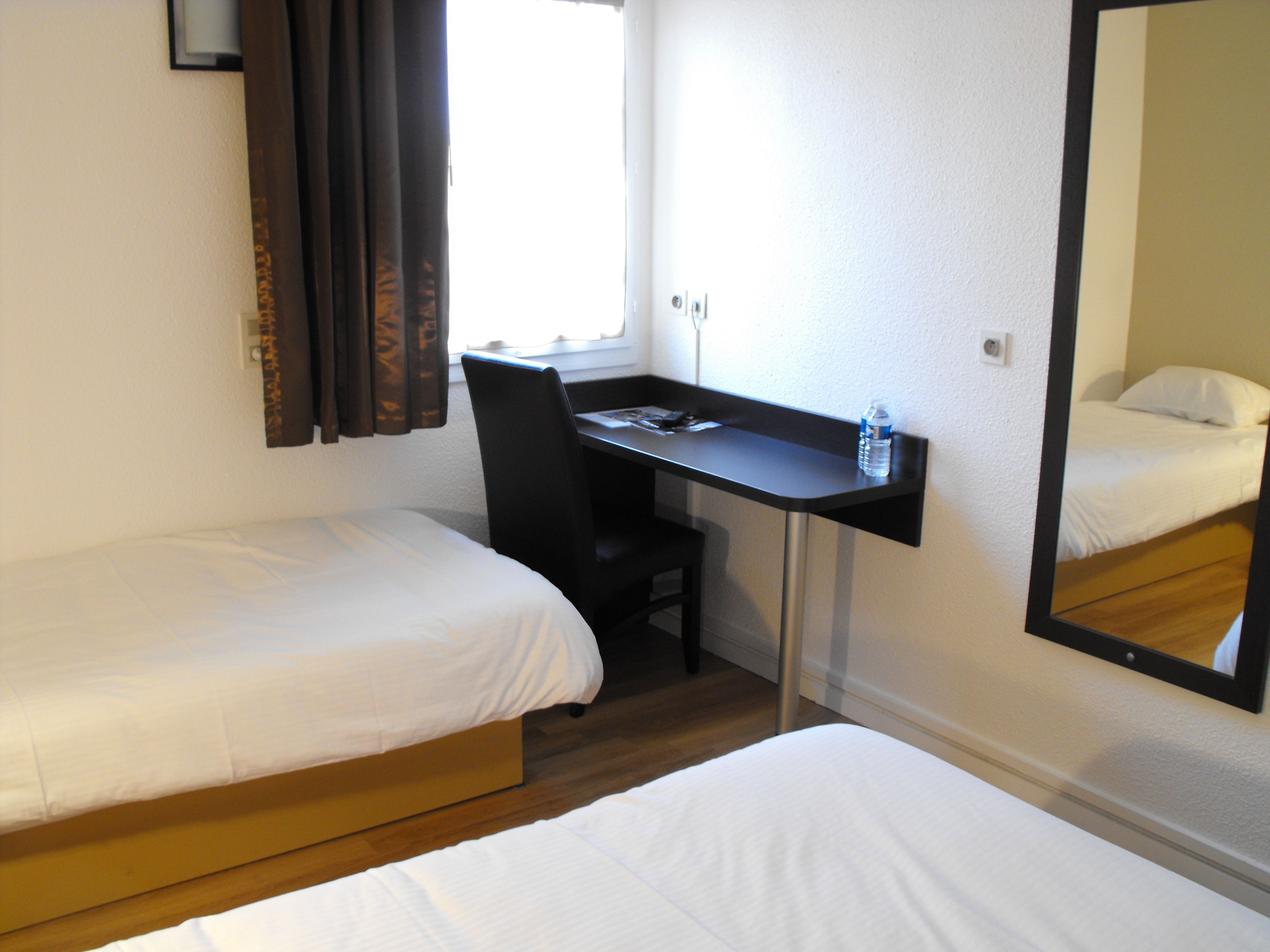 triple room | desk, blackout curtains, soundproofing, free wifi