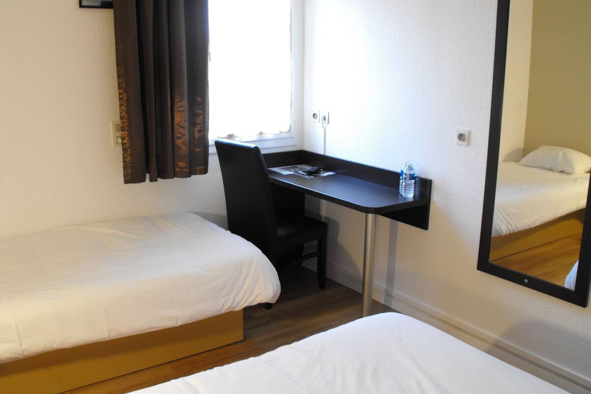 triple room | desk, blackout curtains, soundproofing, free wifi