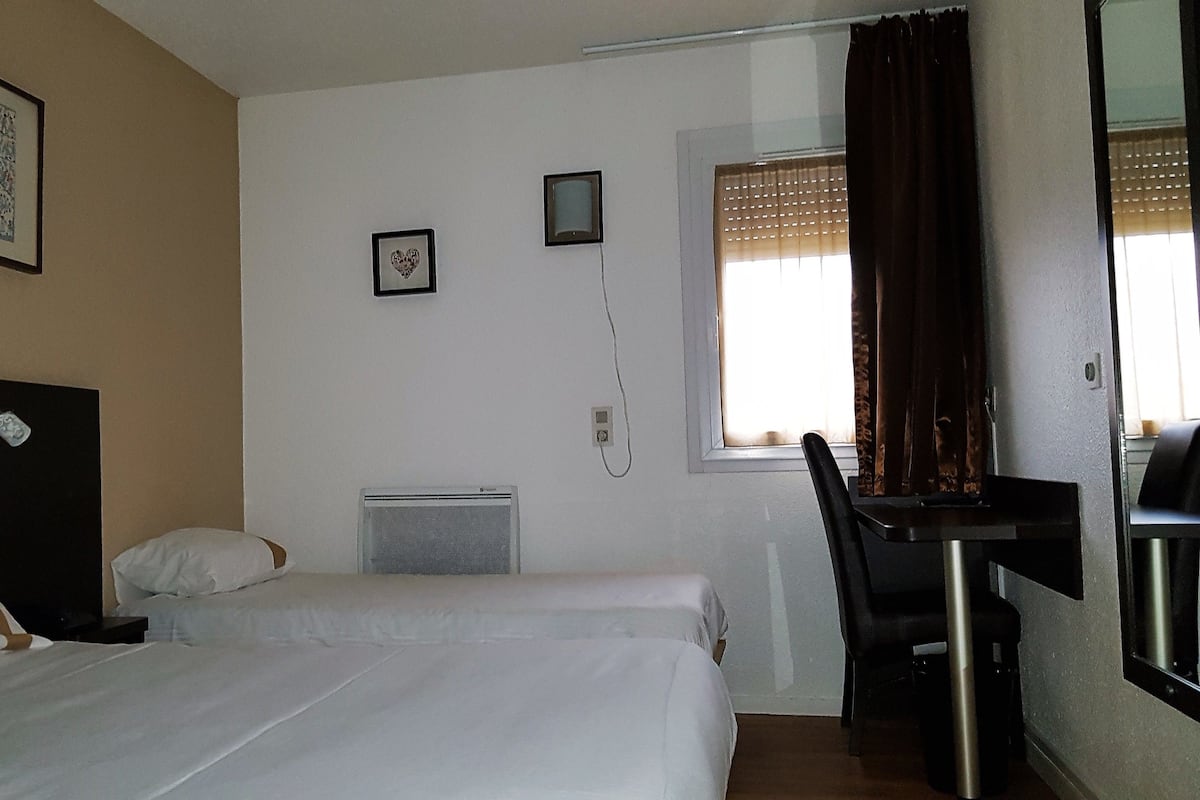 Habitación triple | Escritorio, cortinas blackout, insonorización y wifi gratis