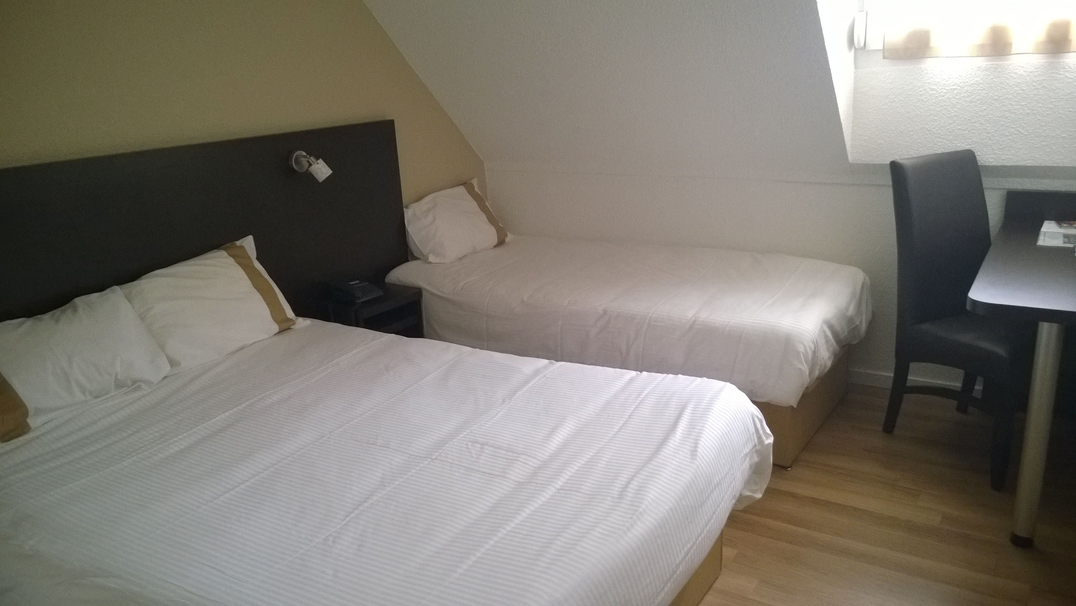 triple room | desk, blackout curtains, soundproofing, free wifi