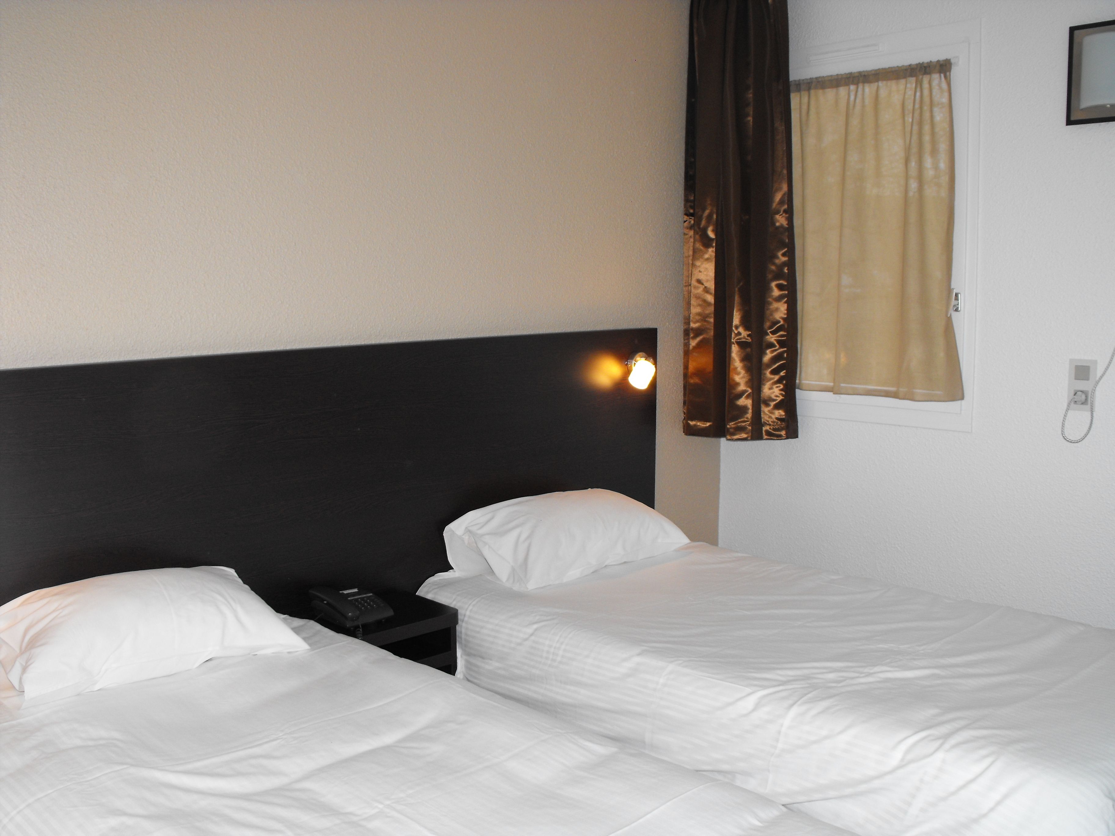 twin room | desk, blackout curtains, soundproofing, free wifi