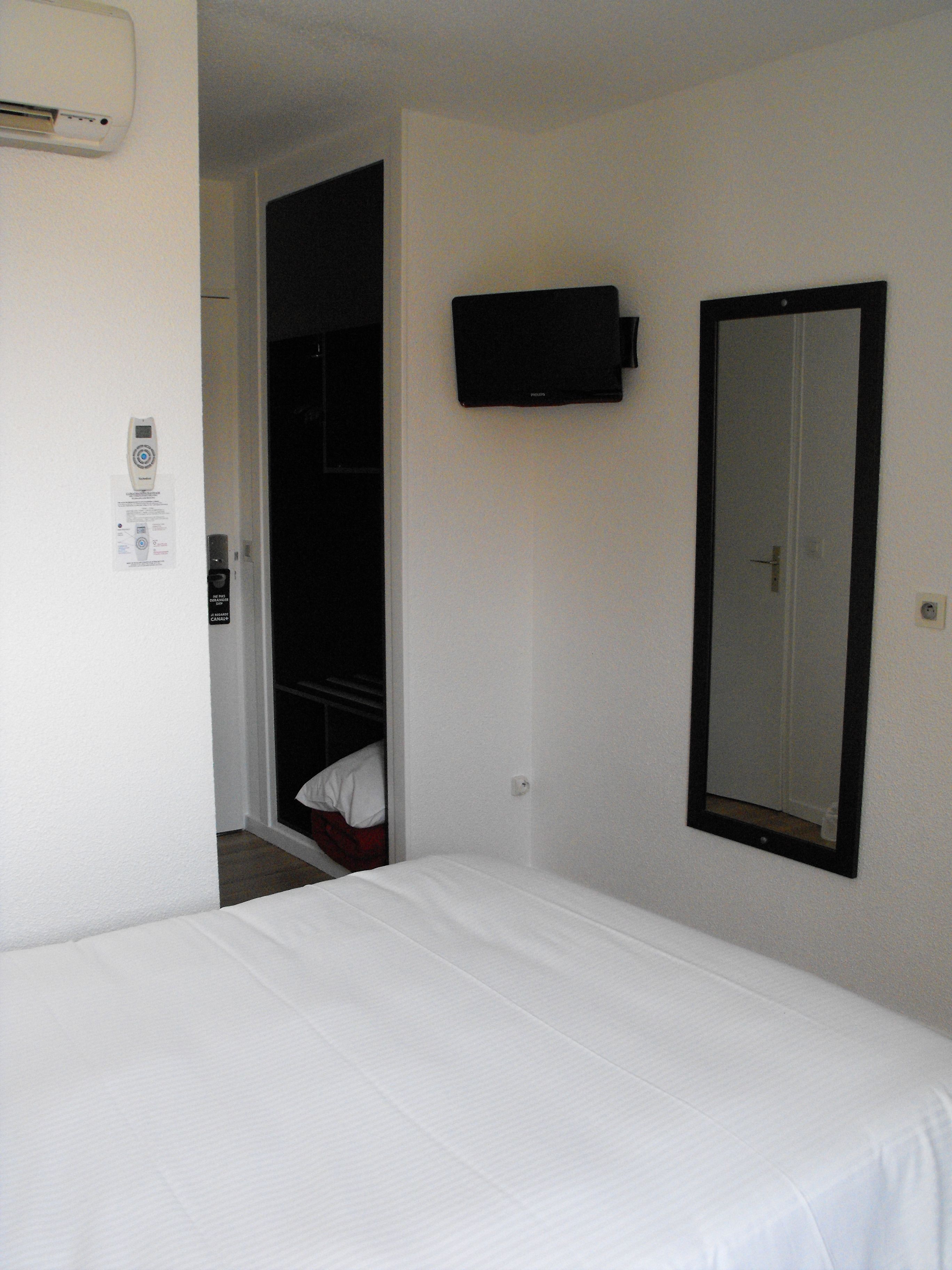 desk, blackout curtains, soundproofing, free wifi