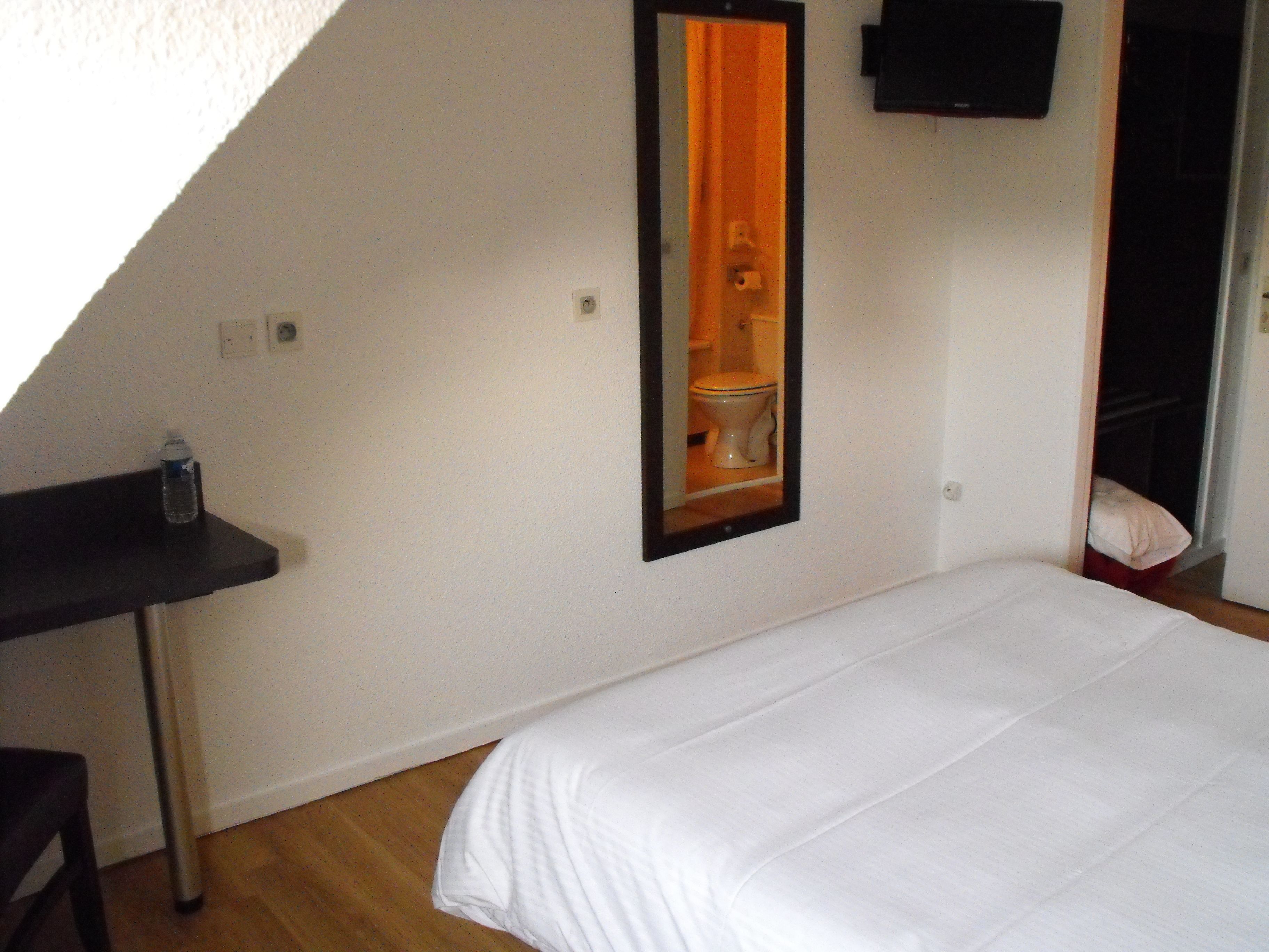 desk, blackout curtains, soundproofing, free wifi