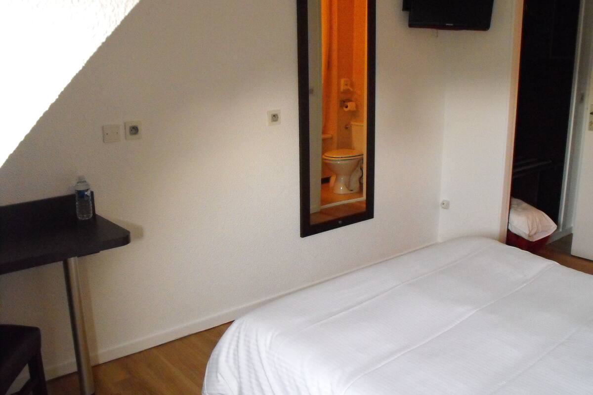 desk, blackout curtains, soundproofing, free wifi