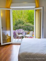 高级公寓, 1 间卧室, 阳台, 花园景观 | 高档床上用品、记忆海绵床垫、办公桌、隔音