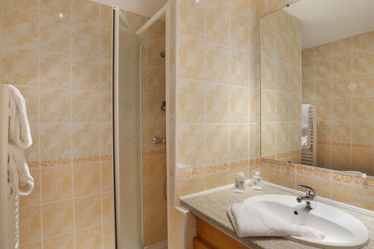 Bathroom | Free toiletries, towels, toilet paper
