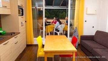 Appartement, 1 slaapkamer, terras, uitzicht op bergen | Woonruimte | Een 36-cm flatscreentelevisie met digitale zenders en televisie