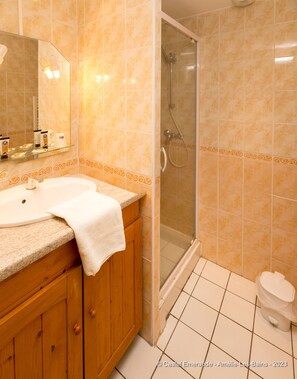Free toiletries, towels, toilet paper - Appart'Hotel Castel Emeraude (Arles-sur-Tech)