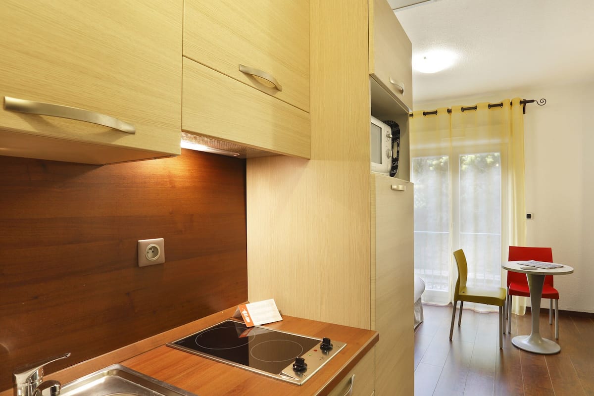 1 bedroom, premium bedding, memory foam beds, desk