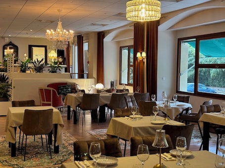 Lunch and dinner served. Appart'Hotel Castel Emeraude