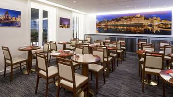 Desayuno buffet (EUR 10 por persona)