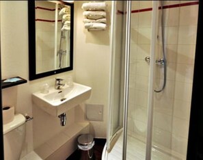 Shower, perlengkapan kamar mandi ramah lingkungan,  dan handuk