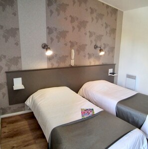 Een kluis op de kamer, een bureau, gratis babybedden