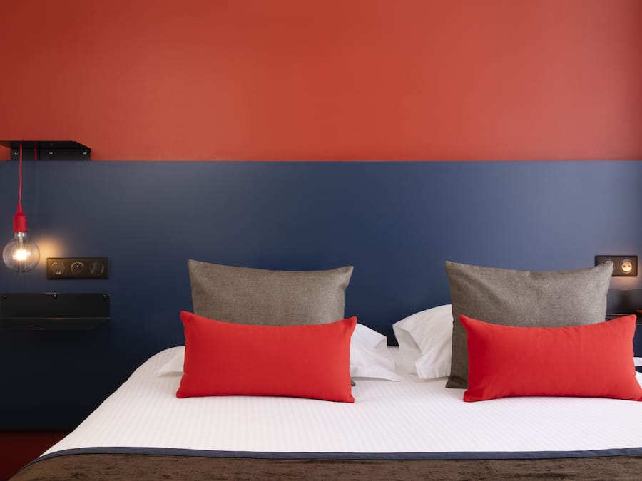 Peti besi dalam bilik, meja, ruang kerja komputer riba