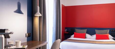 Une chambre d’hôtel avec un lit, un bureau doté d’une machine à café et une chaise.
