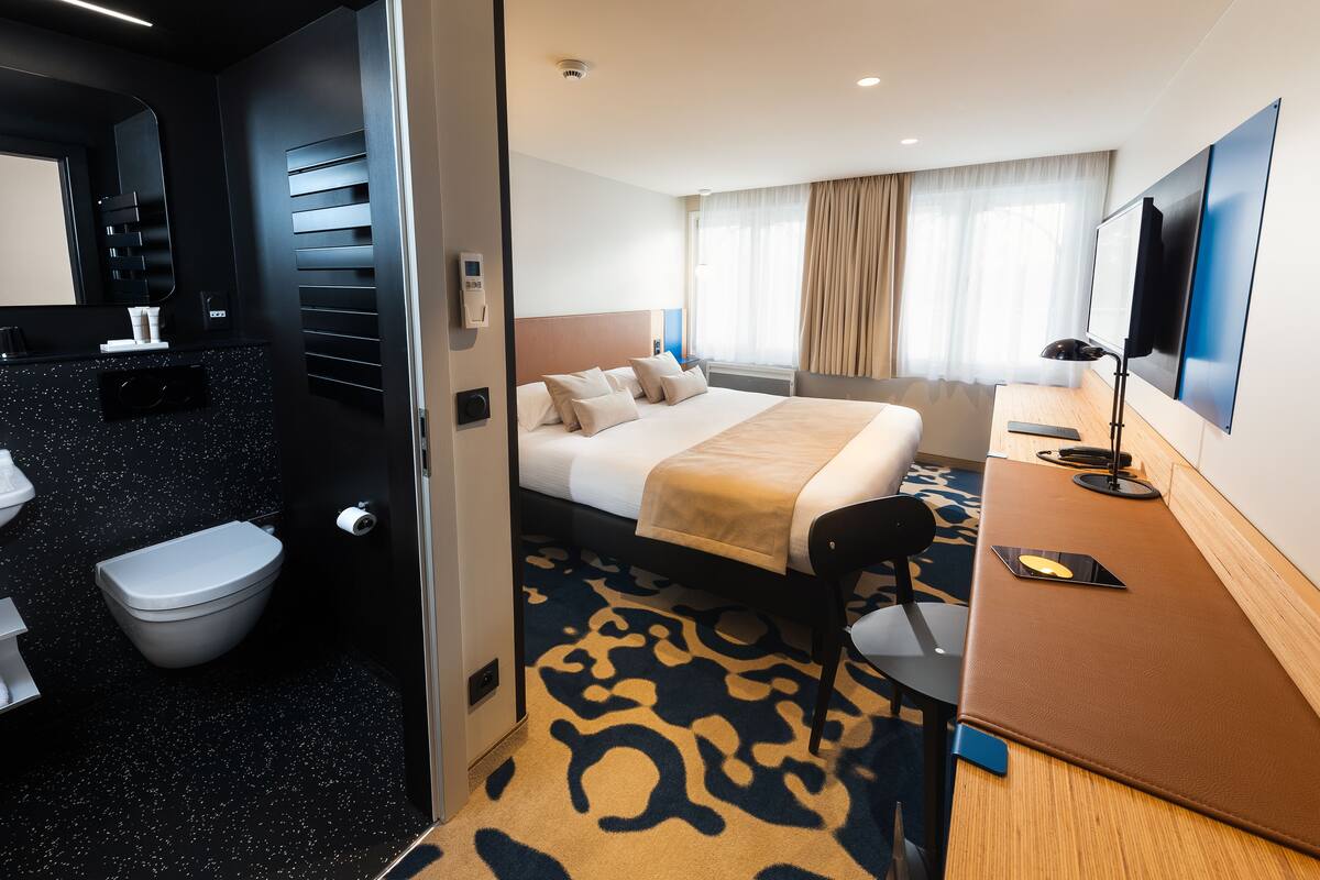 Privilege Double Room 1 Queen Bed | In-room safe, desk, laptop workspace, blackout drapes