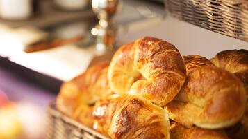 Uma cesta com croissants recém-assados.