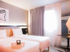 A hotel room with two beds, a bedside table, a lamp, and a large window with curtains. - ibis Styles Bâle-Mulhouse Aéroport (Blotzheim)