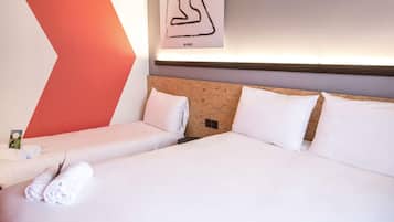 Ropa de cama de alta calidad, escritorio y cortinas blackout