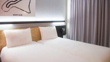 Bộ đồ giường cao cấp, bàn, màn/rèm cản sáng, phòng cách âm