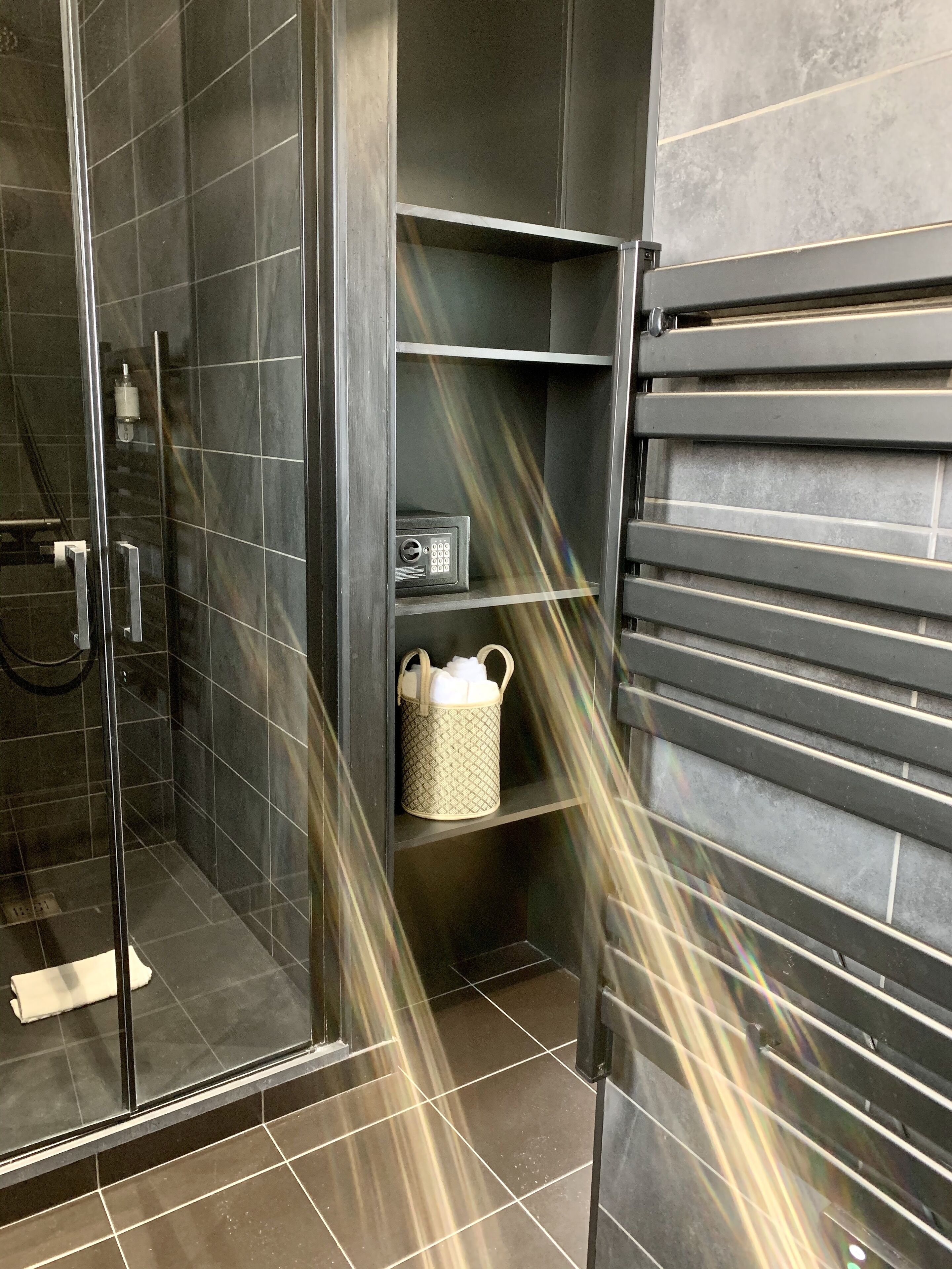 CHAMBRE DOUBLE LUXE | Salle de bain | Douche, articles de toilette gratuits, sèche-cheveux