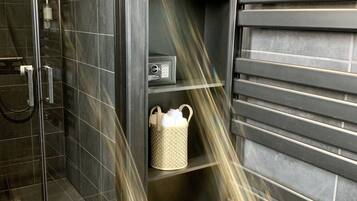 CHAMBRE DOUBLE LUXE | Salle de bain | Douche, articles de toilette gratuits, sĂšche-cheveux