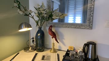 Chambre Double Cosy | Minibar, in-room safe, desk, blackout drapes