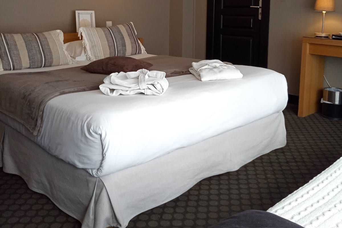 Chambre double PRIVILEGE | Een minibar, een kluis op de kamer, een bureau, verduisterende gordijnen