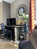 Chambre double PRIVILEGE | Minibar, in-room safe, desk, blackout drapes