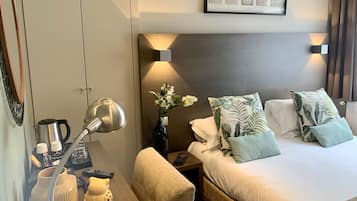 Chambre Double Confort | 迷你吧、客房内保险箱、办公桌、遮光窗帘