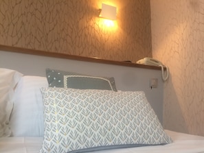 Superior Twin Room | Soundproofing, rollaway beds, free WiFi, bed sheets - Hôtel Picardy (Paris)